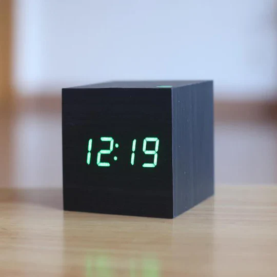 Reloj Digital Moderno de Madera
