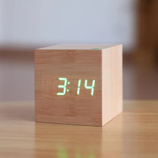 Reloj Digital Moderno de Madera