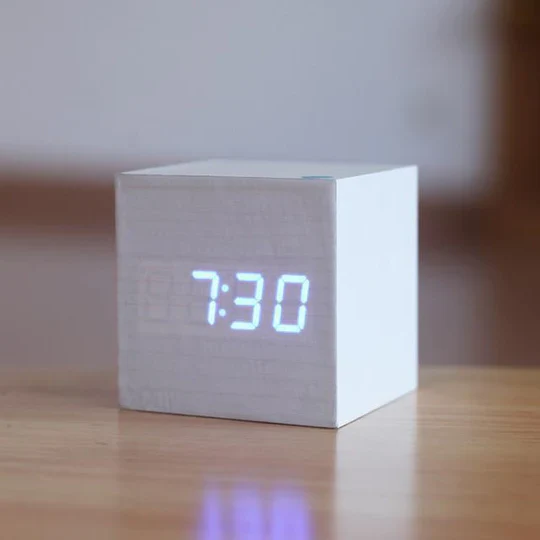 Reloj Digital Moderno de Madera