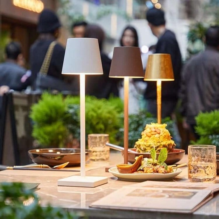 Lámpara de mesa LED impermeable con Alexa: diseño minimalista y control por voz