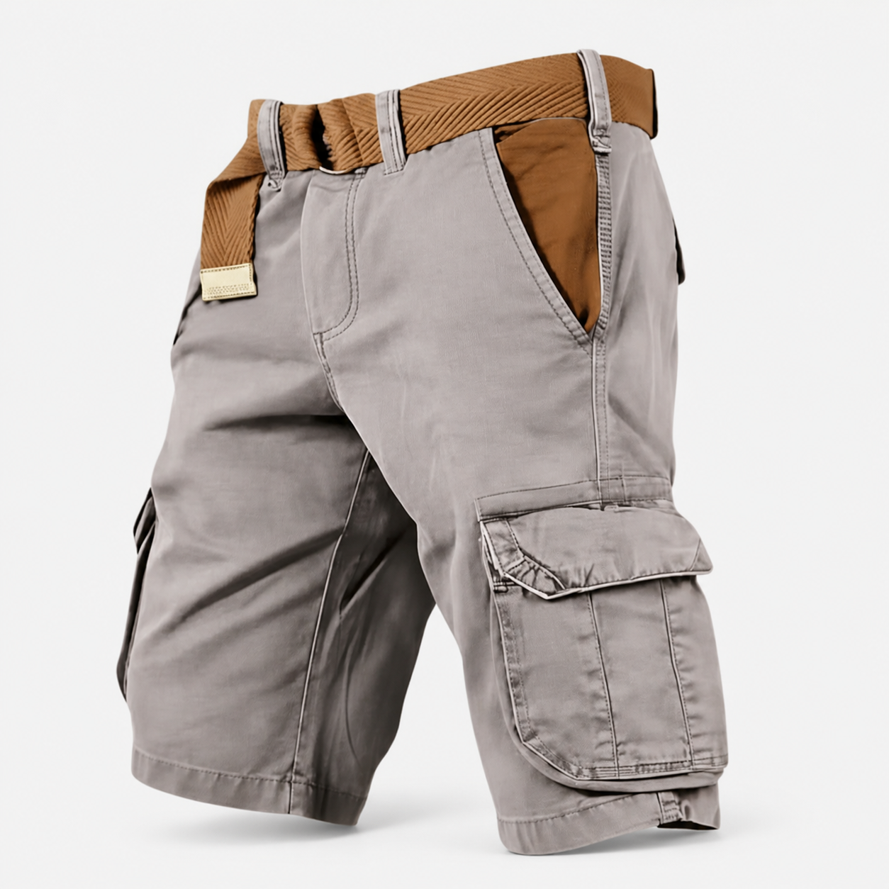 Pantalón corto cargo MAVERICK para hombre en vista frontal sobre fondo neutro mostrando múltiples bolsillos laterales