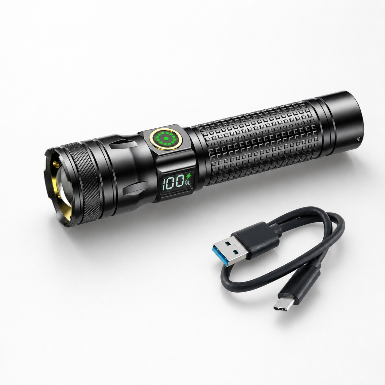 Linterna LED recargable de aluminio con display de batería y zoom telescópico sobre superficie neutra