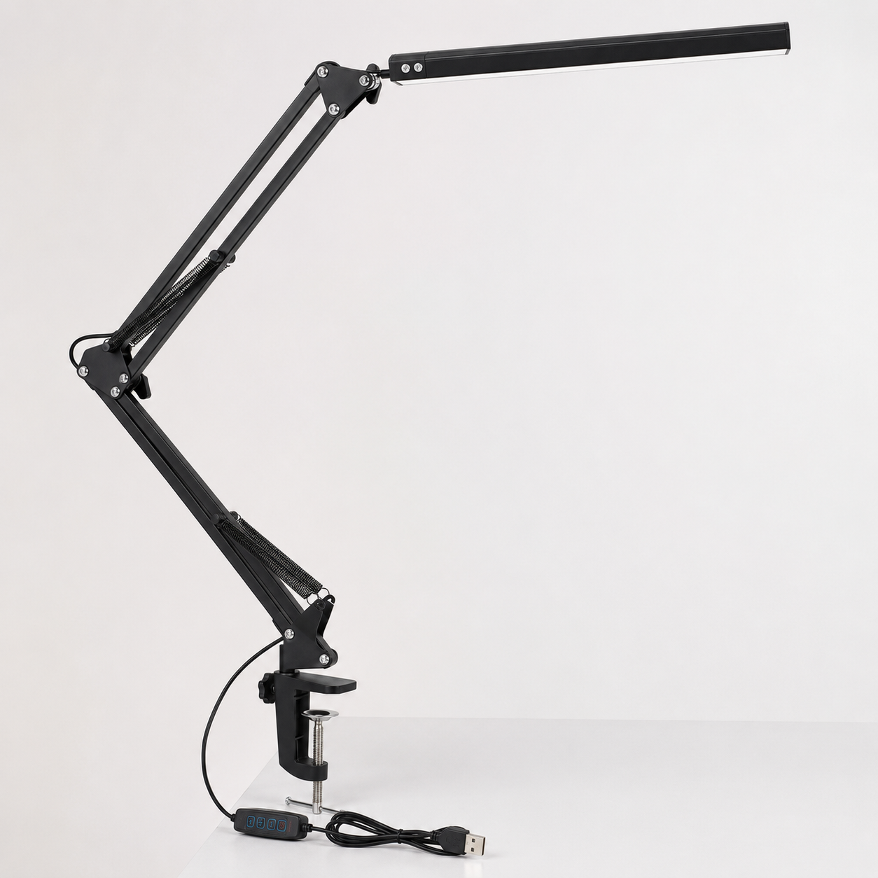 Lámpara de escritorio LED de 10W con pinza de sujeción y brazo articulado sobre fondo neutro