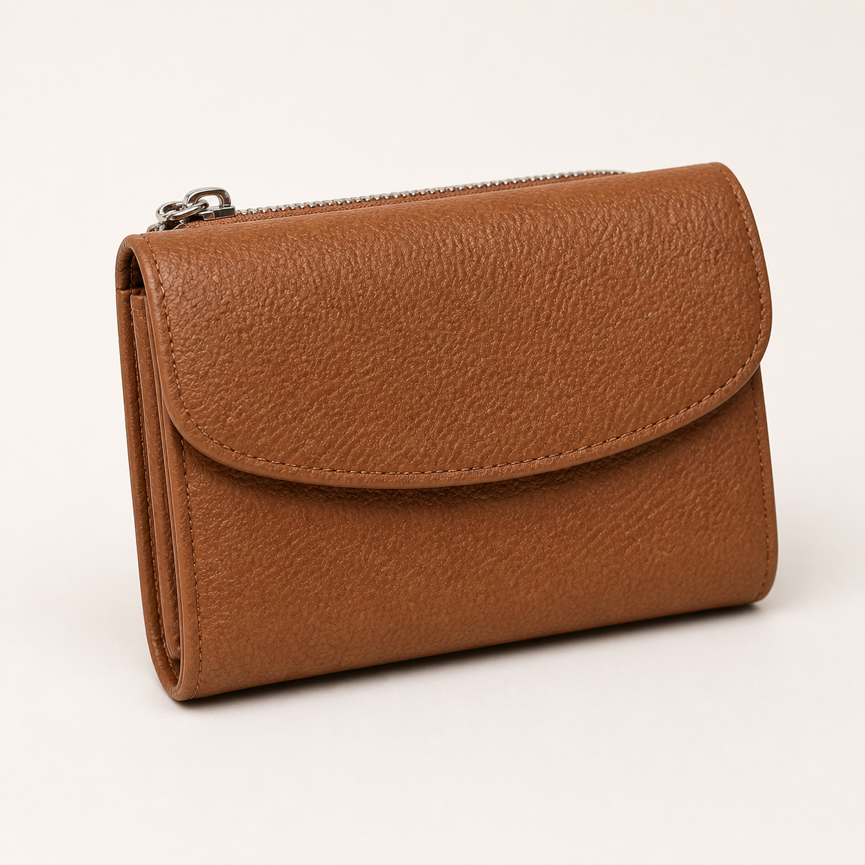 Cartera de piel compacta con protección RFID y doble compartimento para monedas sobre superficie neutra