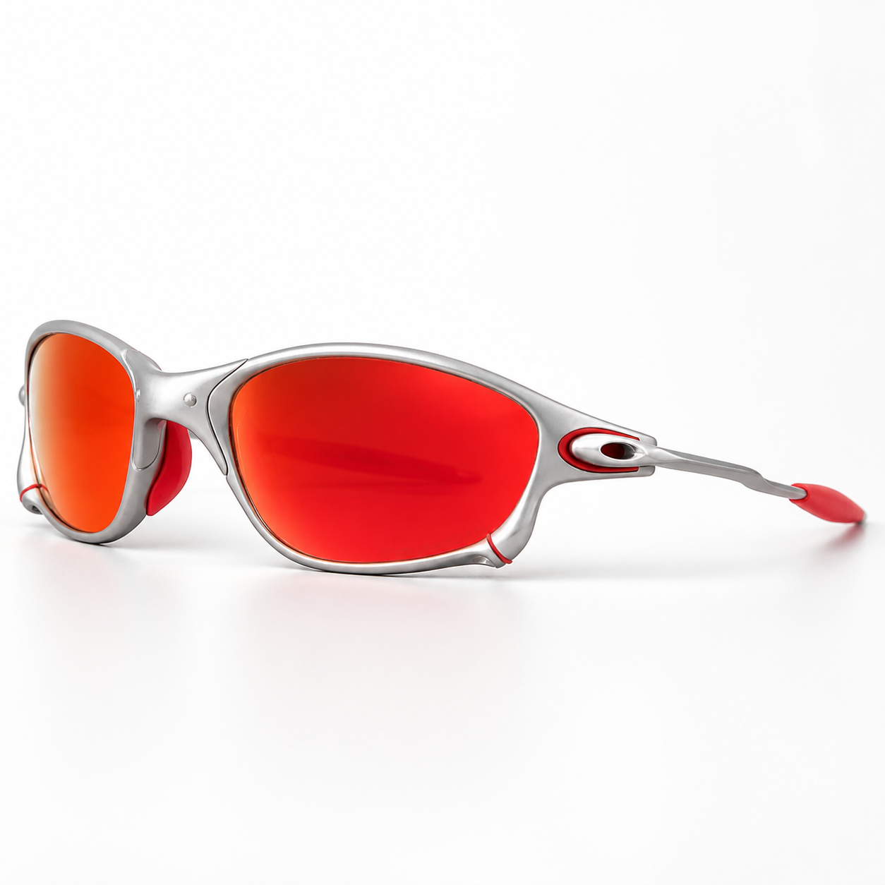 Gafas de sol deportivas con montura metálica plateada y lentes rojas espejadas polarizadas sobre fondo neutro