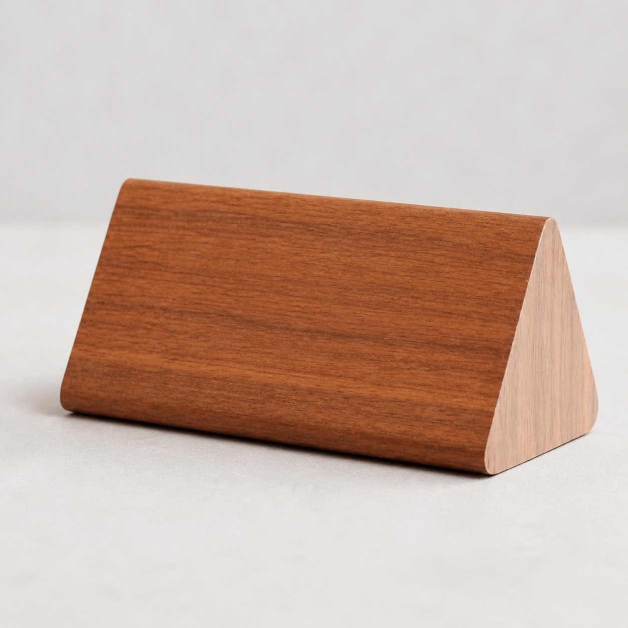 Reloj despertador LED de madera con display digital apagado sobre superficie neutra, mostrando la carcasa de madera natural y el acabado minimalista