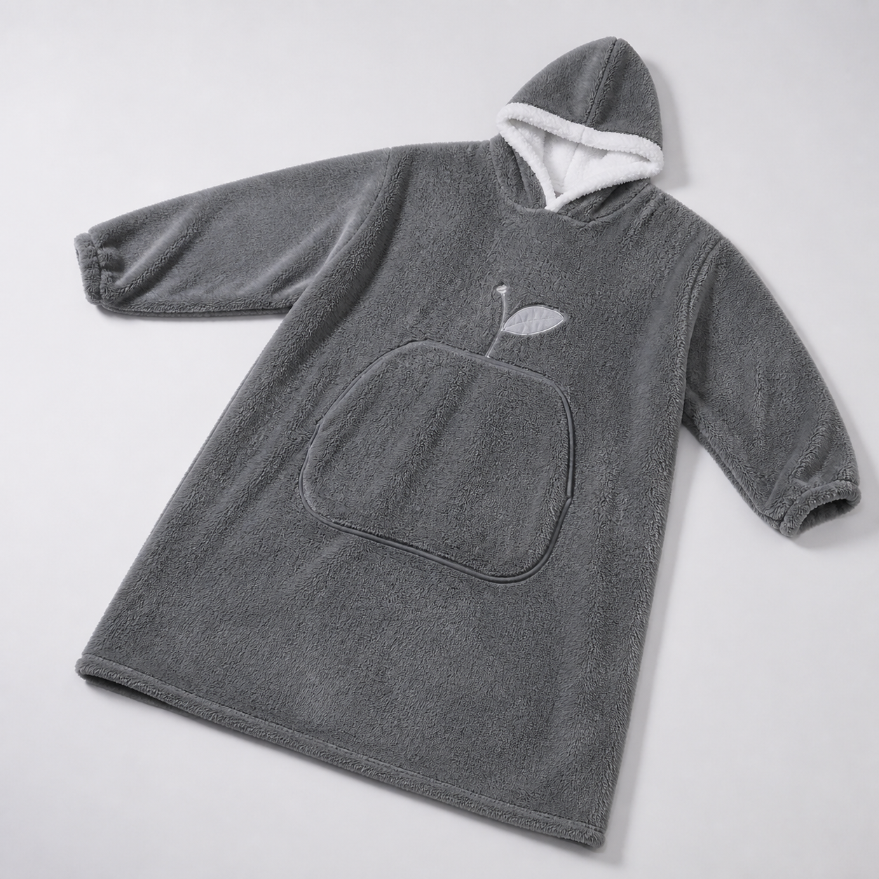 Manta con capucha y mangas tipo sudadera en color gris sobre fondo neutro