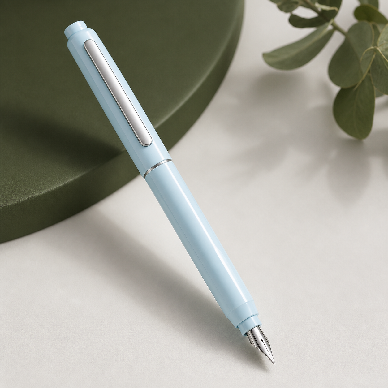 Pluma estilográfica retráctil con cuerpo de color y mecanismo de presión sobre superficie neutra