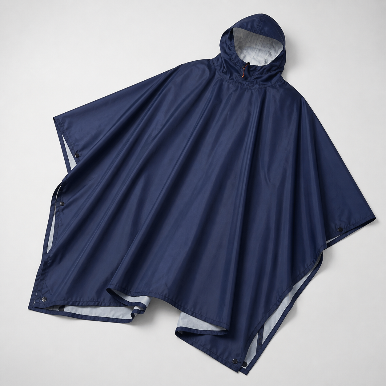 Poncho impermeable 3 en 1 con capucha ajustable en color azul marino sobre fondo neutro