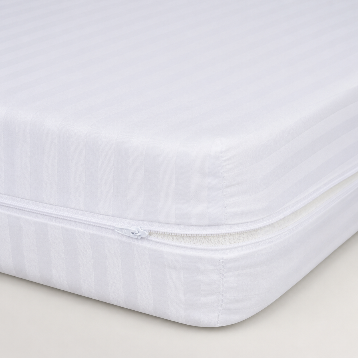 Funda de colchón blanca de poliéster con cremallera perimetral sobre superficie neutra