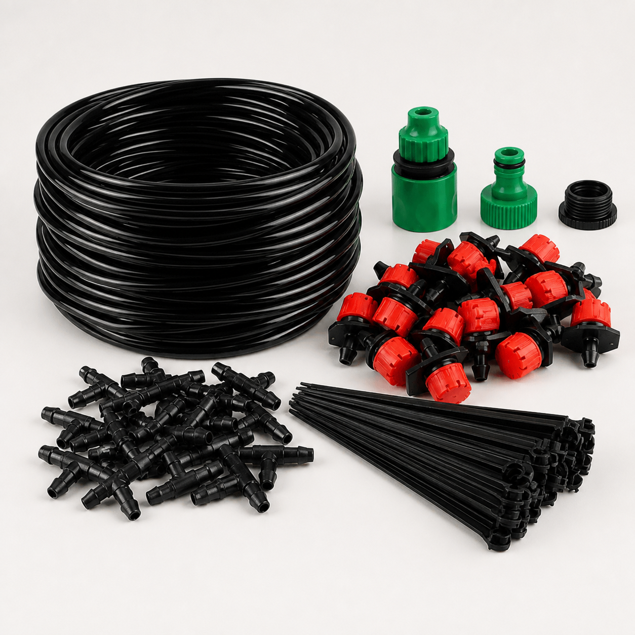 Kit de riego por goteo con goteros ajustables y tubo de plástico sobre superficie neutra
