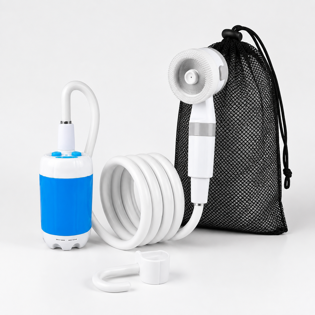 Bomba de ducha portátil eléctrica con alcachofa, manguera y accesorios sobre fondo neutro
