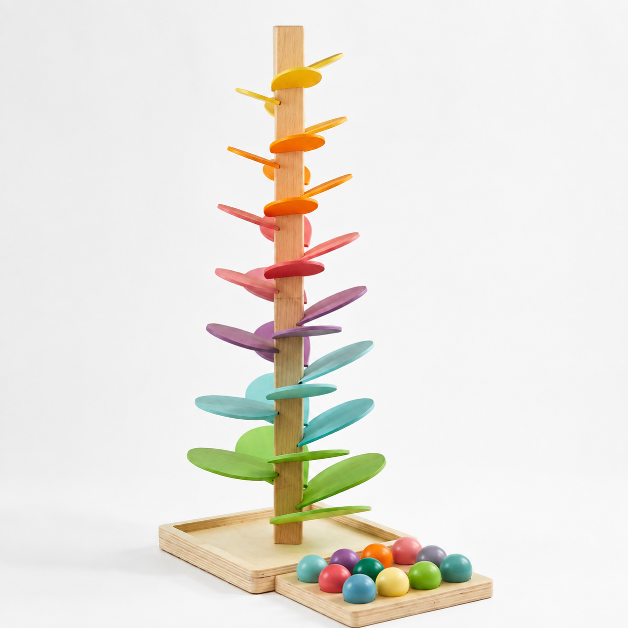 Torre de bolas sonora arcoíris de madera natural con ramas de colores y bolas incluidas sobre fondo neutro