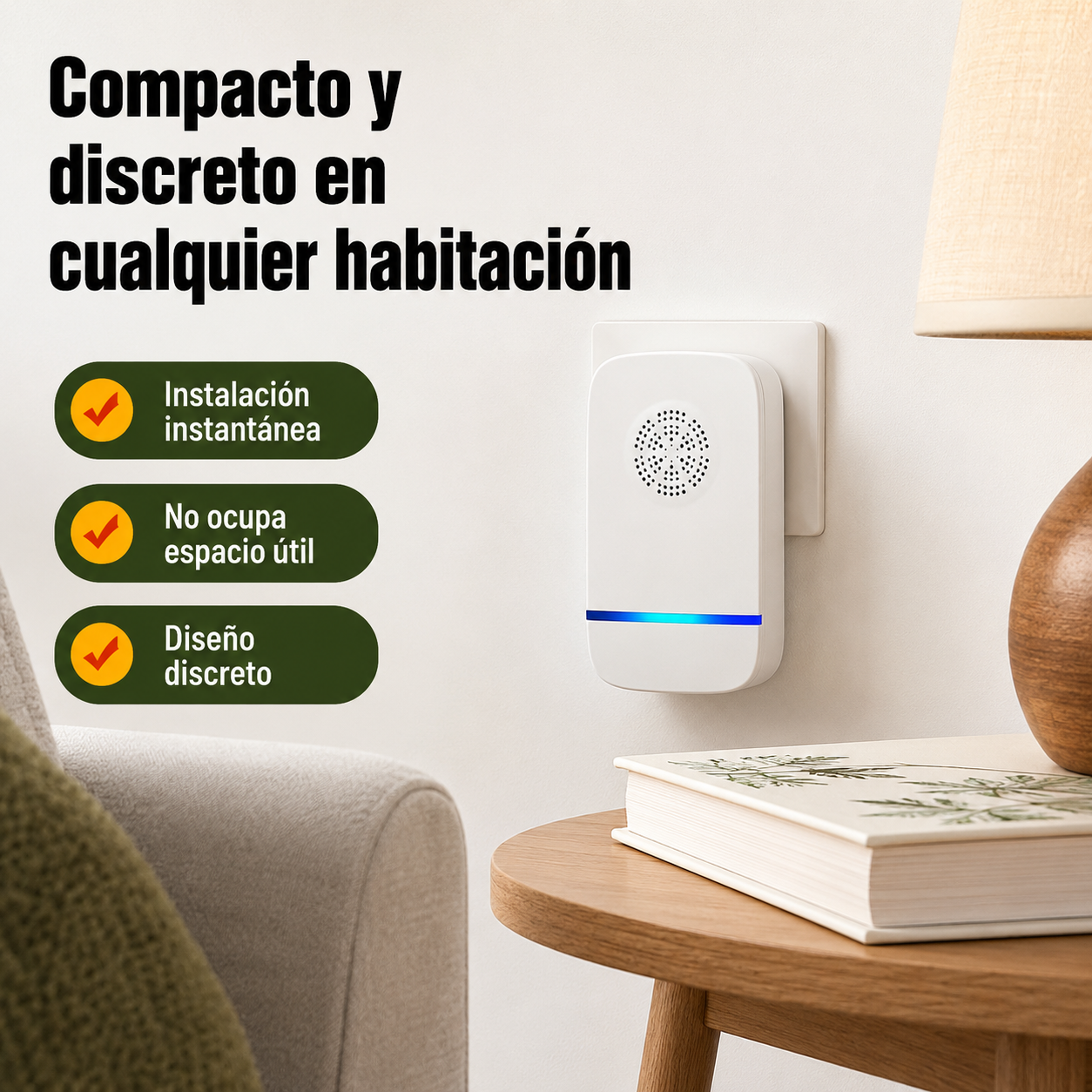 Repelente ultrasónico enchufable mostrado en contexto de habitación junto a objetos cotidianos para apreciar su tamaño compacto