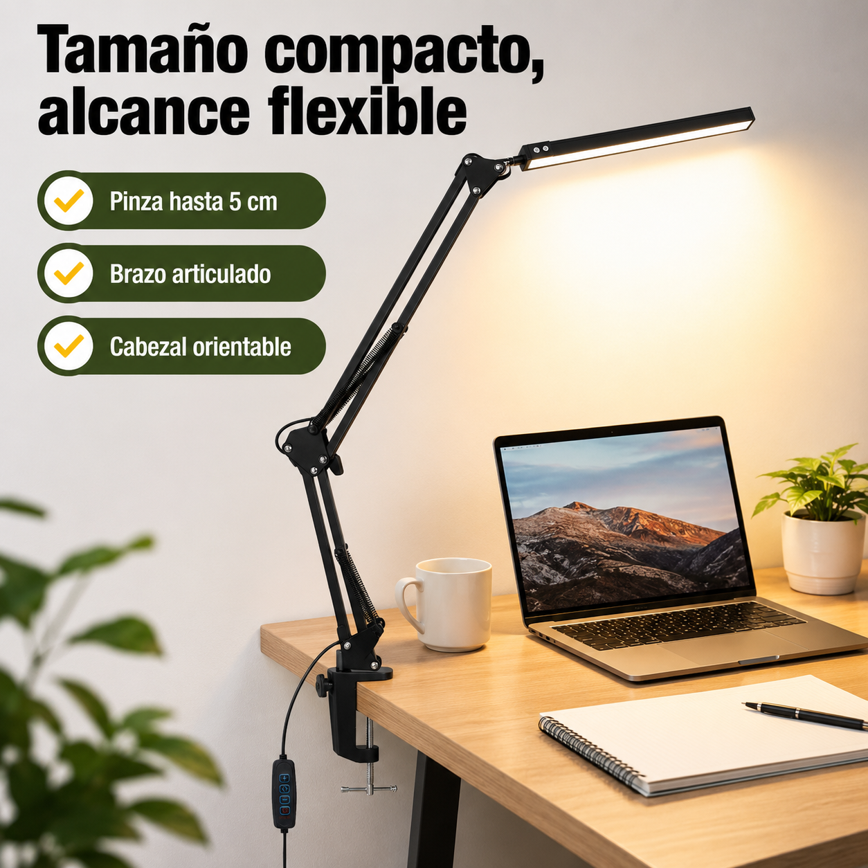 Lámpara LED con pinza junto a objetos cotidianos mostrando su tamaño compacto y brazo flexible en contexto de escritorio