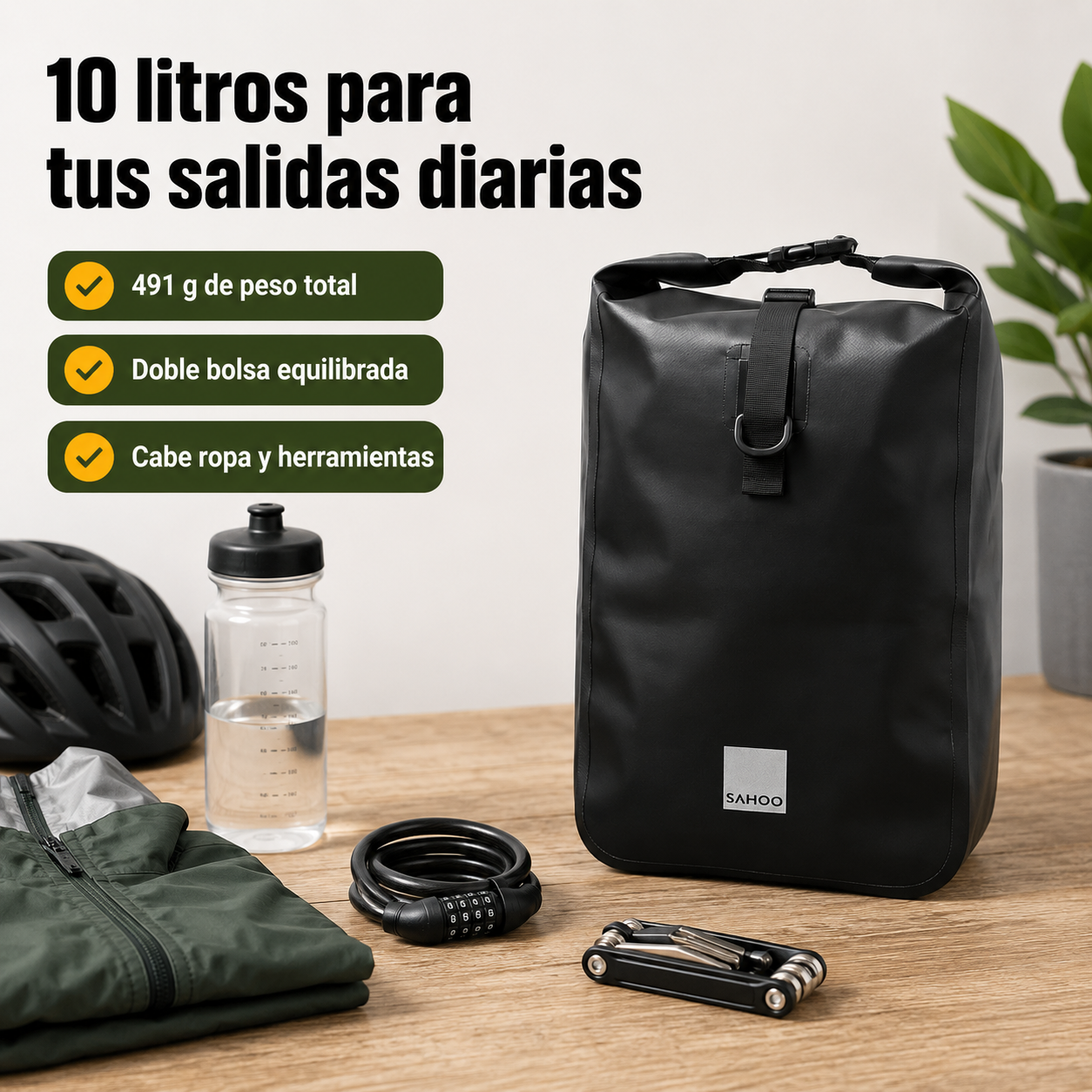 Alforja de bicicleta de 37 × 26 × 13 cm junto a objetos cotidianos mostrando su capacidad de 10 litros