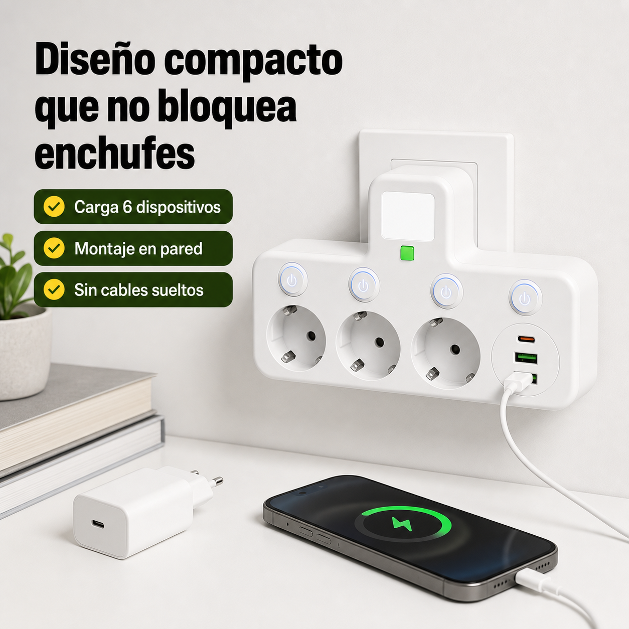 Regleta compacta conectada a enchufe de pared mostrando su tamaño real junto a smartphone y cargador