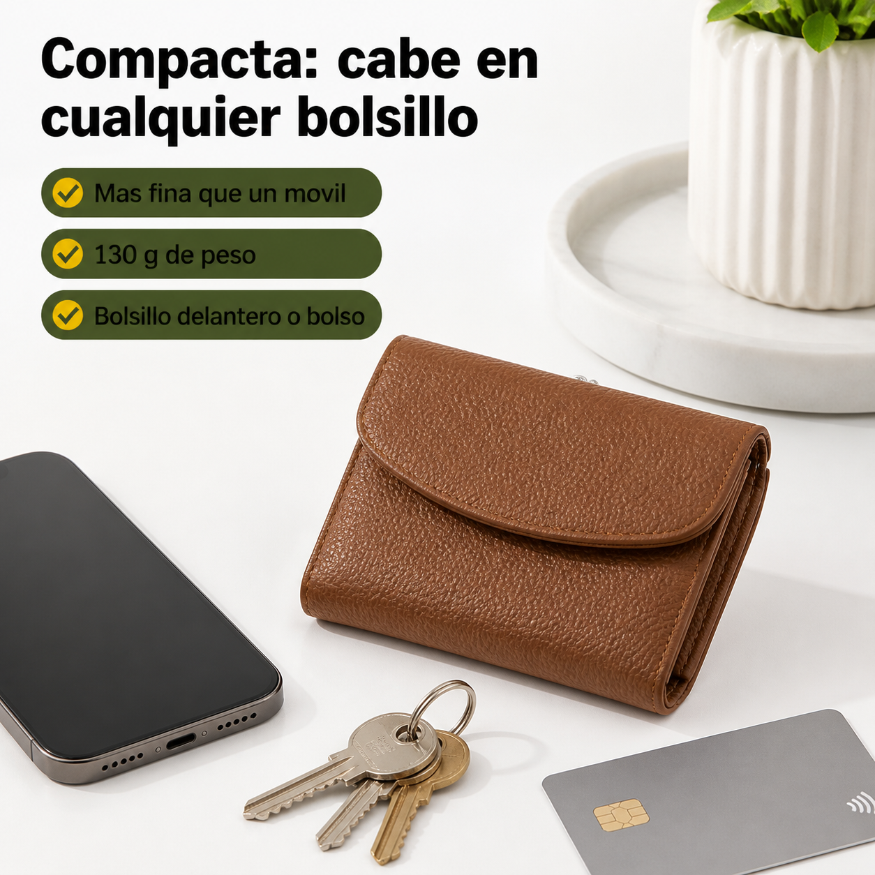 Cartera de piel junto a objetos cotidianos mostrando sus dimensiones compactas de 13,5 × 2,8 × 10 cm