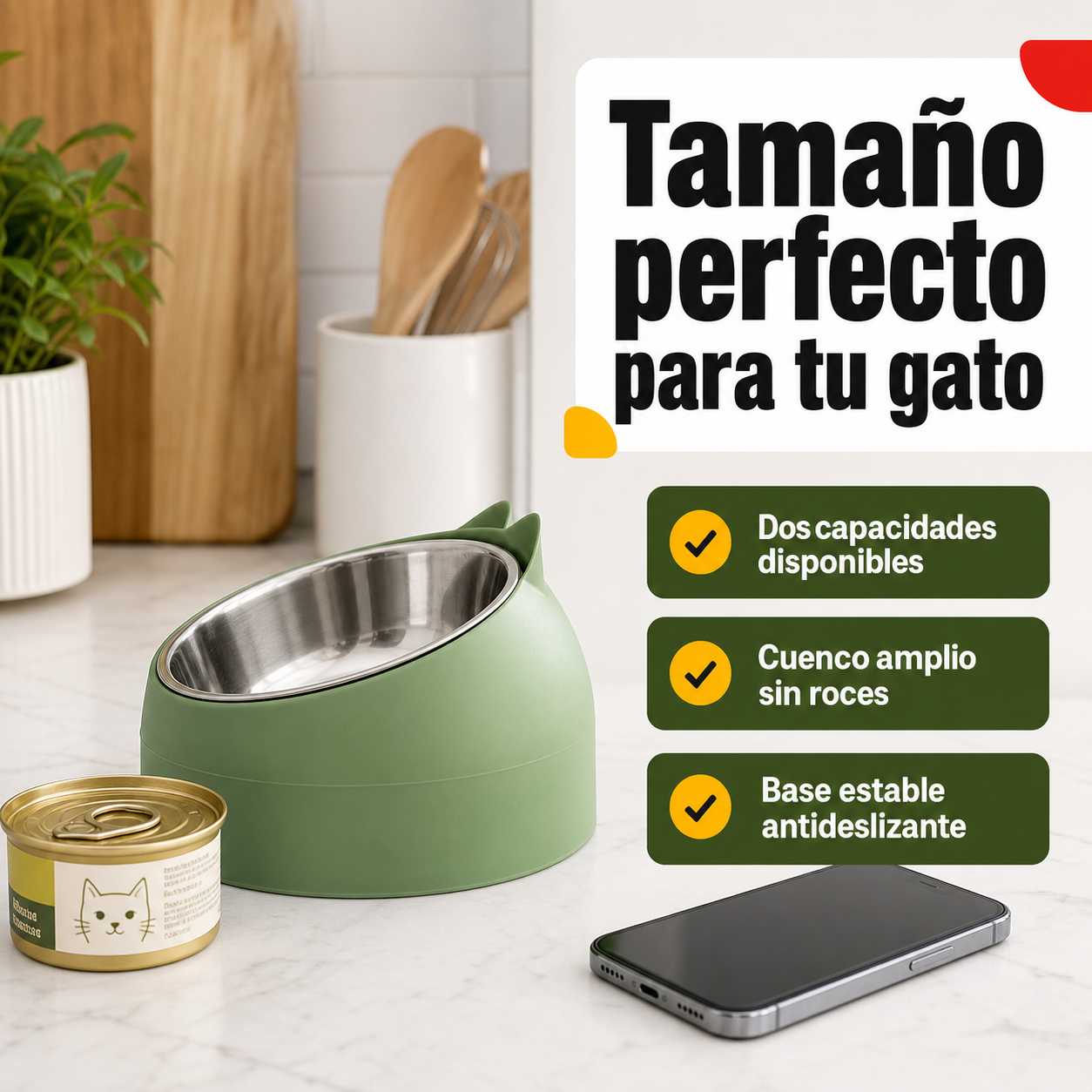 Comedero elevado para gatos mostrando la inclinación de 15 grados junto a objetos de referencia de tamaño