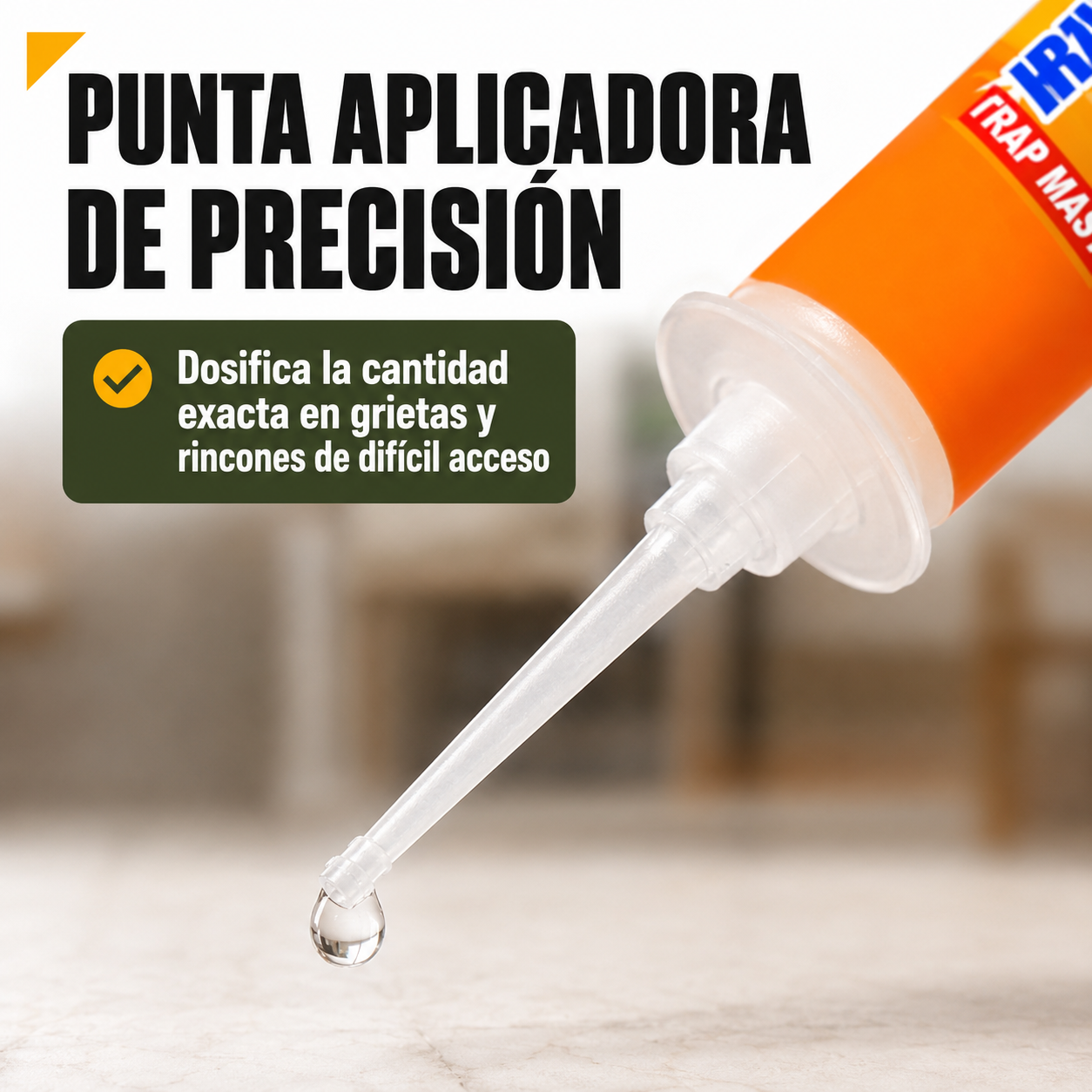 Detalle de la punta aplicadora de la jeringuilla de gel anticucarachas mostrando precisión de dosificación