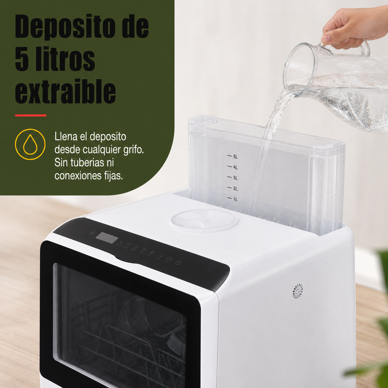 Detalle del depósito de agua de 5 litros del lavavajillas R01 con tapa transparente