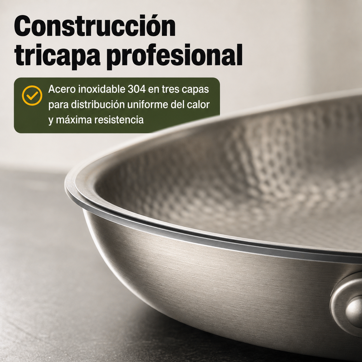 Detalle de la construcción tricapa de acero inoxidable 304 de la sartén mostrando la calidad del material