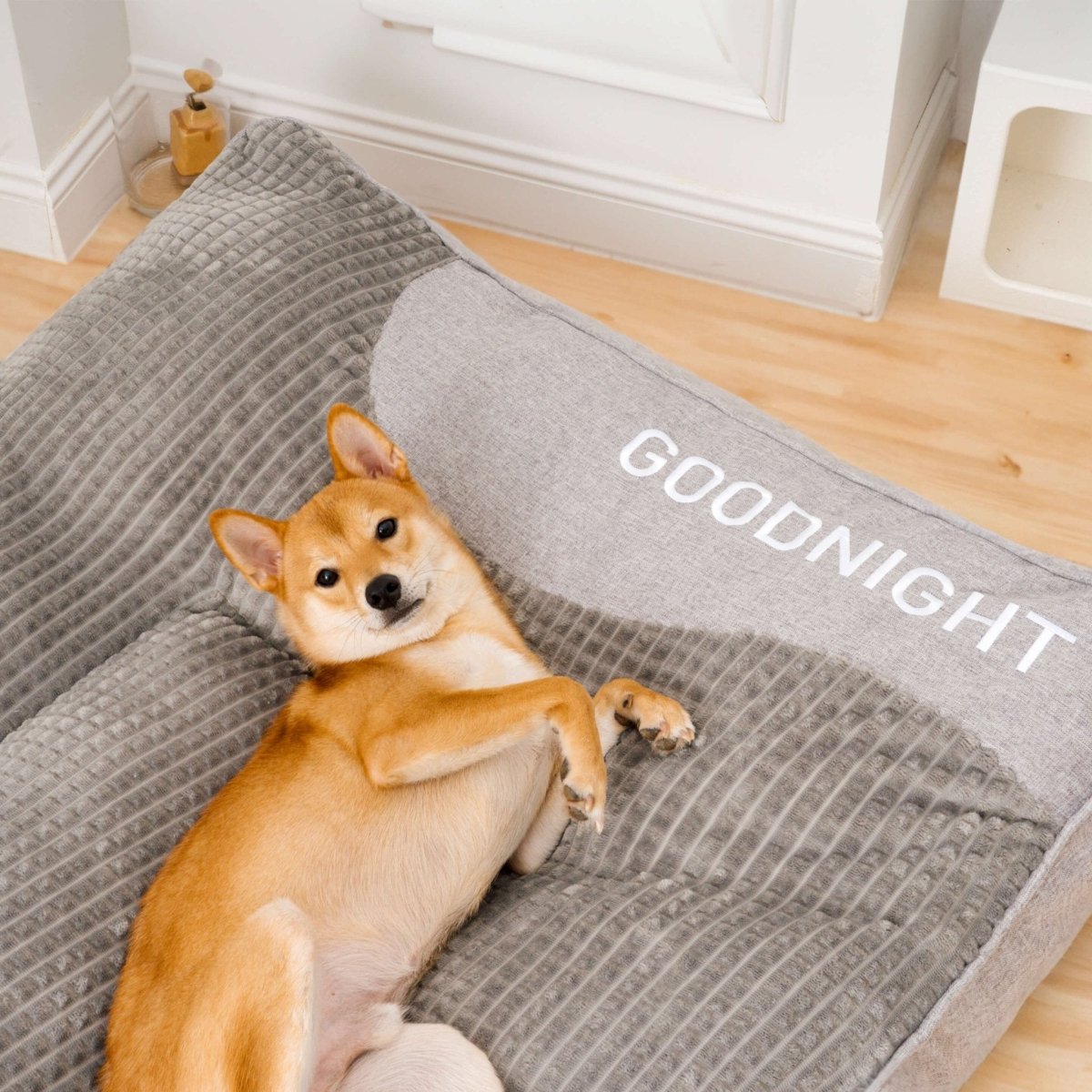 Cama grande con cojín grueso y antirrayas para perro