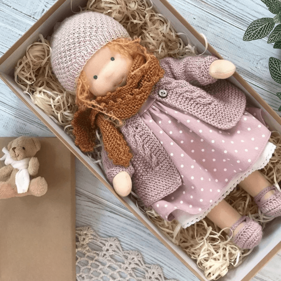 Muñeca Hecha a Mano de Felpa Suave – Juguete Waldorf