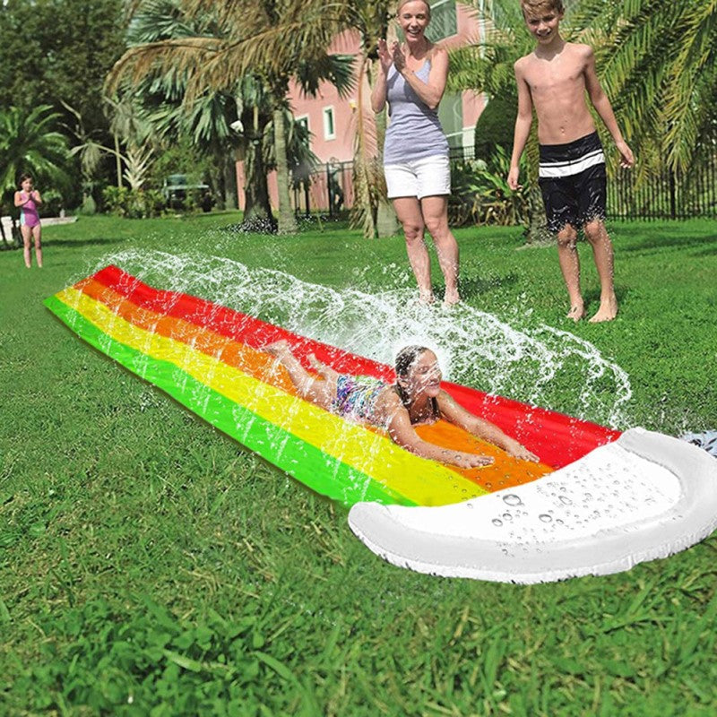 Aventura en tobogán acuático para la diversión de verano