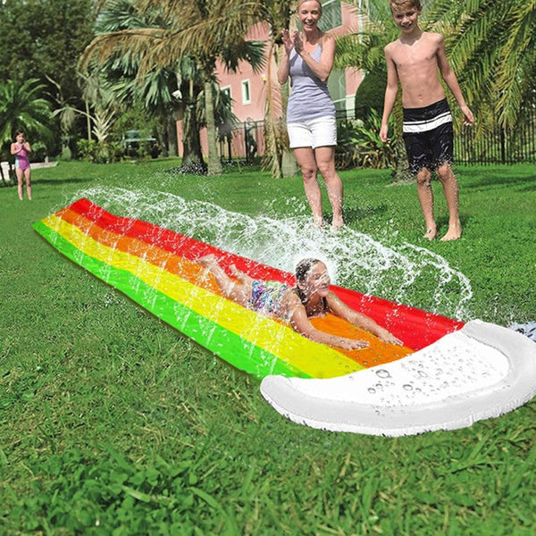 Aventura en tobogán acuático para la diversión de verano